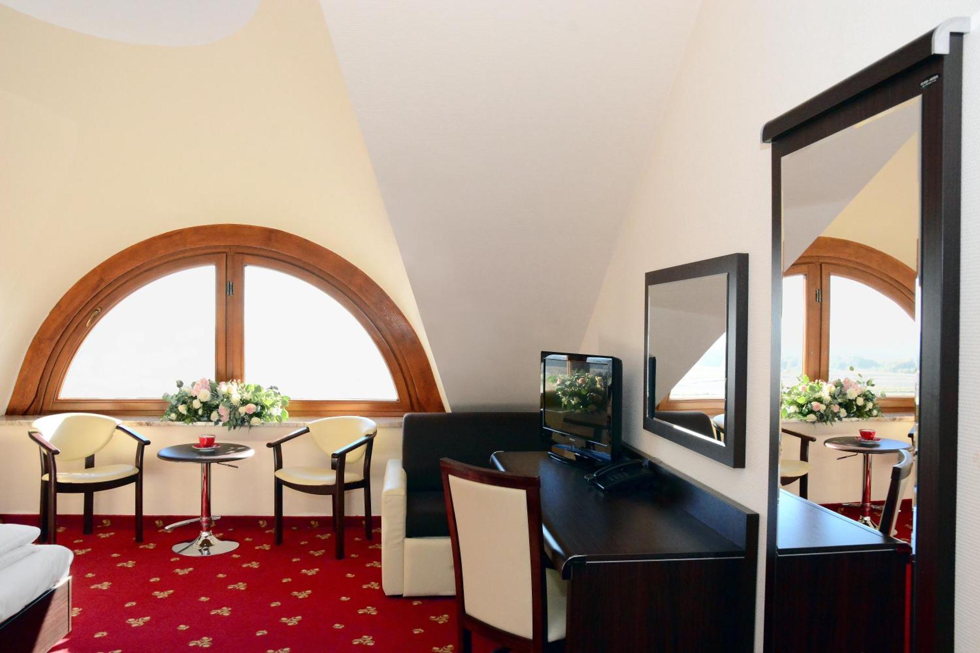 Hotel Swietokrzyski Dwor Nowa Slupia Buitenkant foto