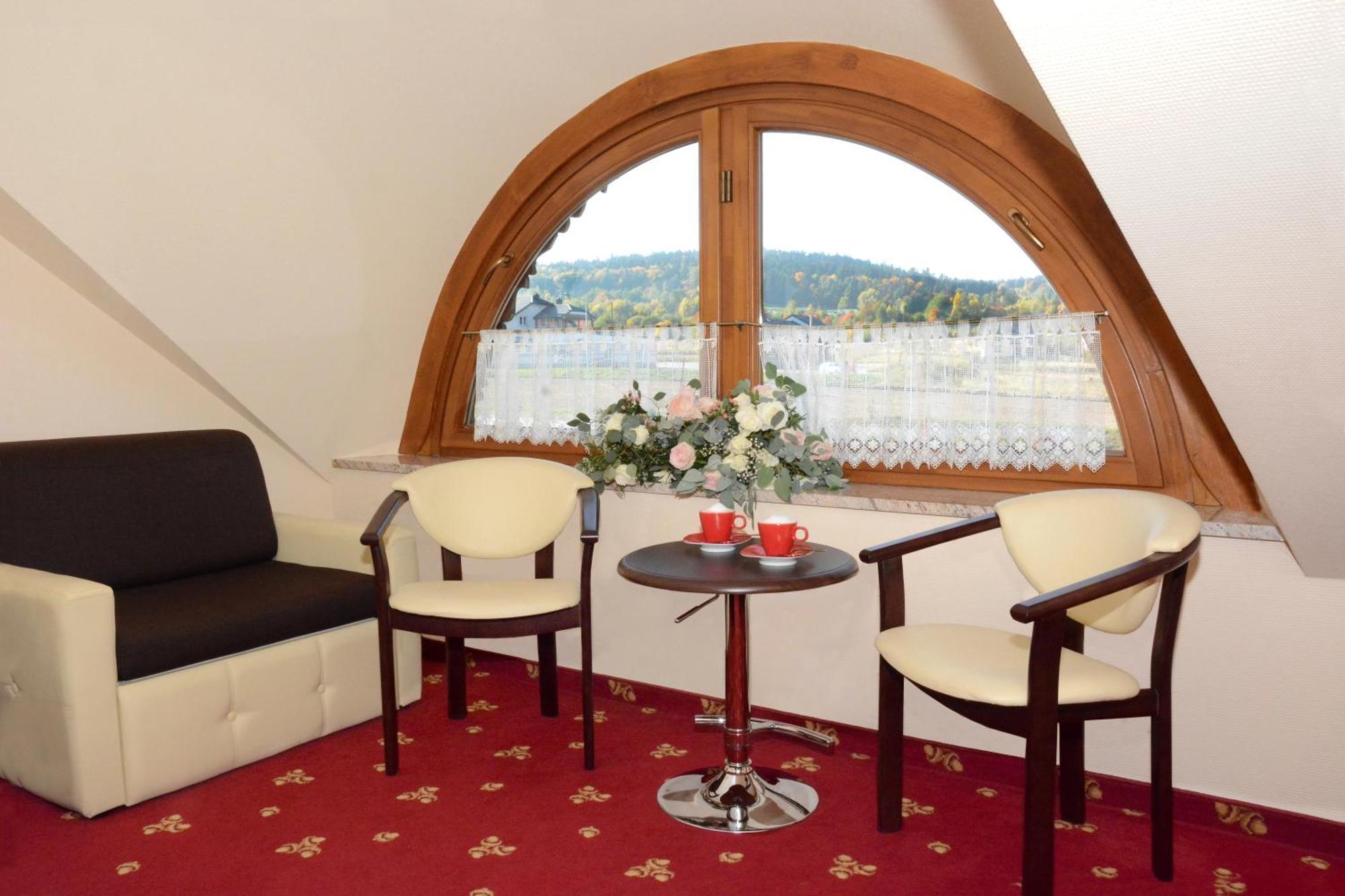 Hotel Swietokrzyski Dwor Nowa Slupia Buitenkant foto