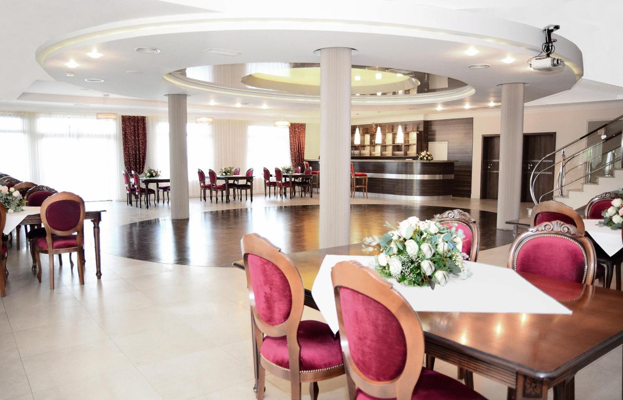 Hotel Swietokrzyski Dwor Nowa Slupia Buitenkant foto