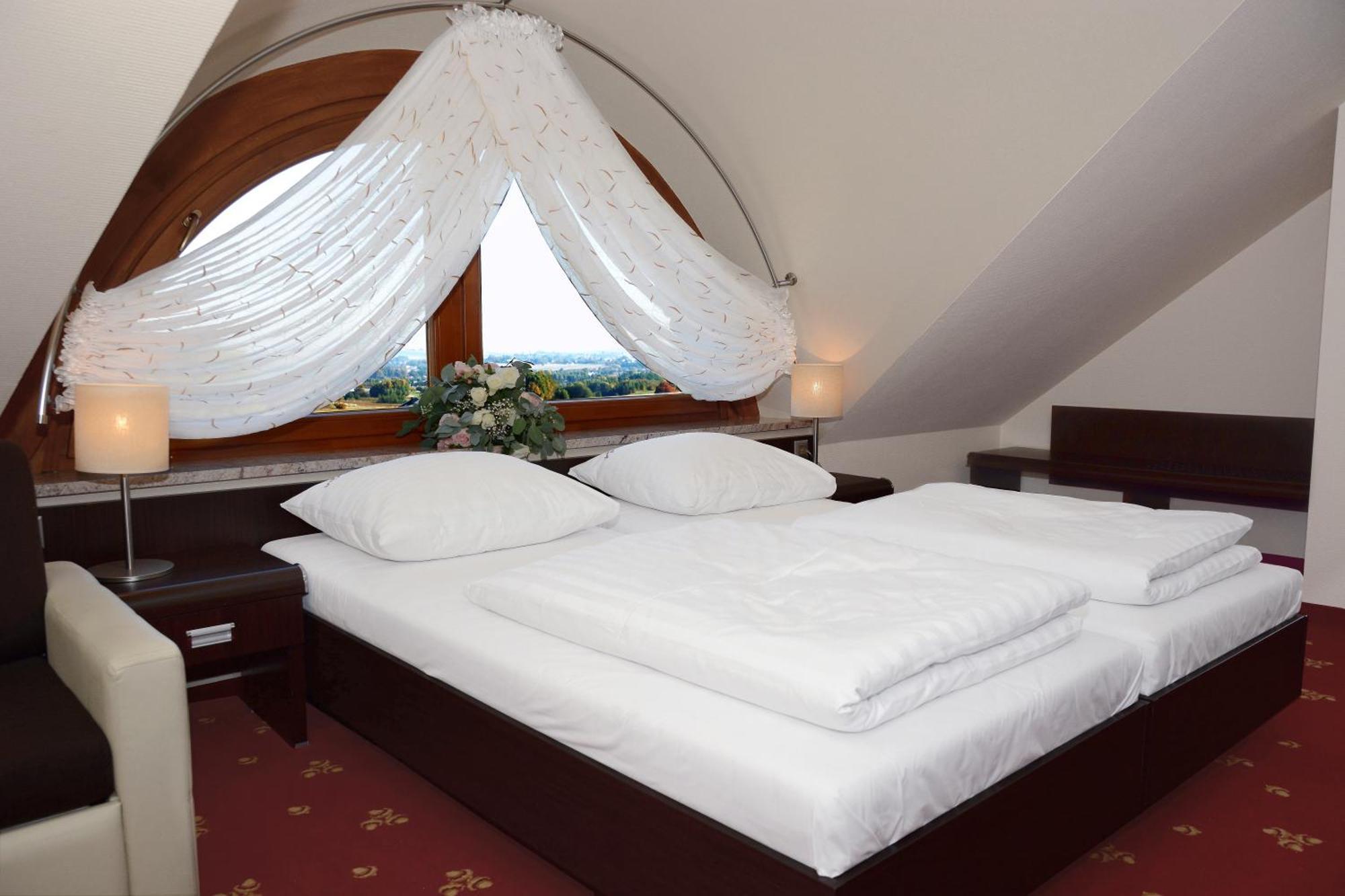 Hotel Swietokrzyski Dwor Nowa Slupia Buitenkant foto