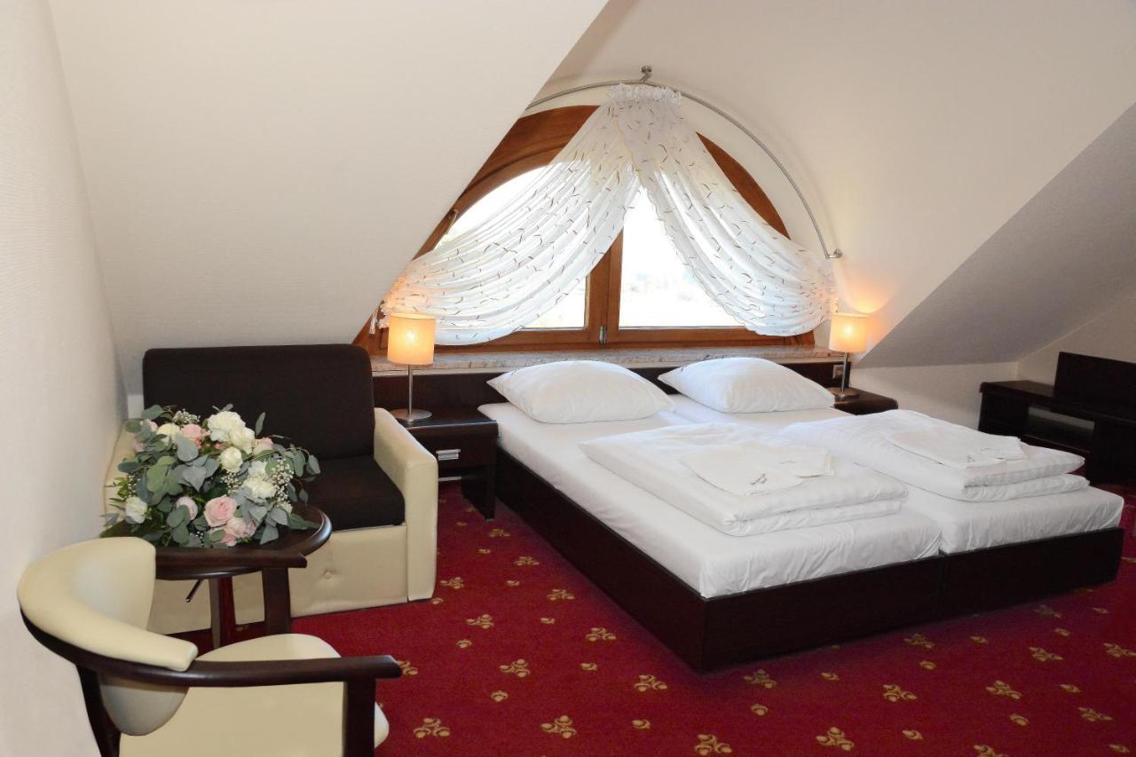 Hotel Swietokrzyski Dwor Nowa Slupia Buitenkant foto