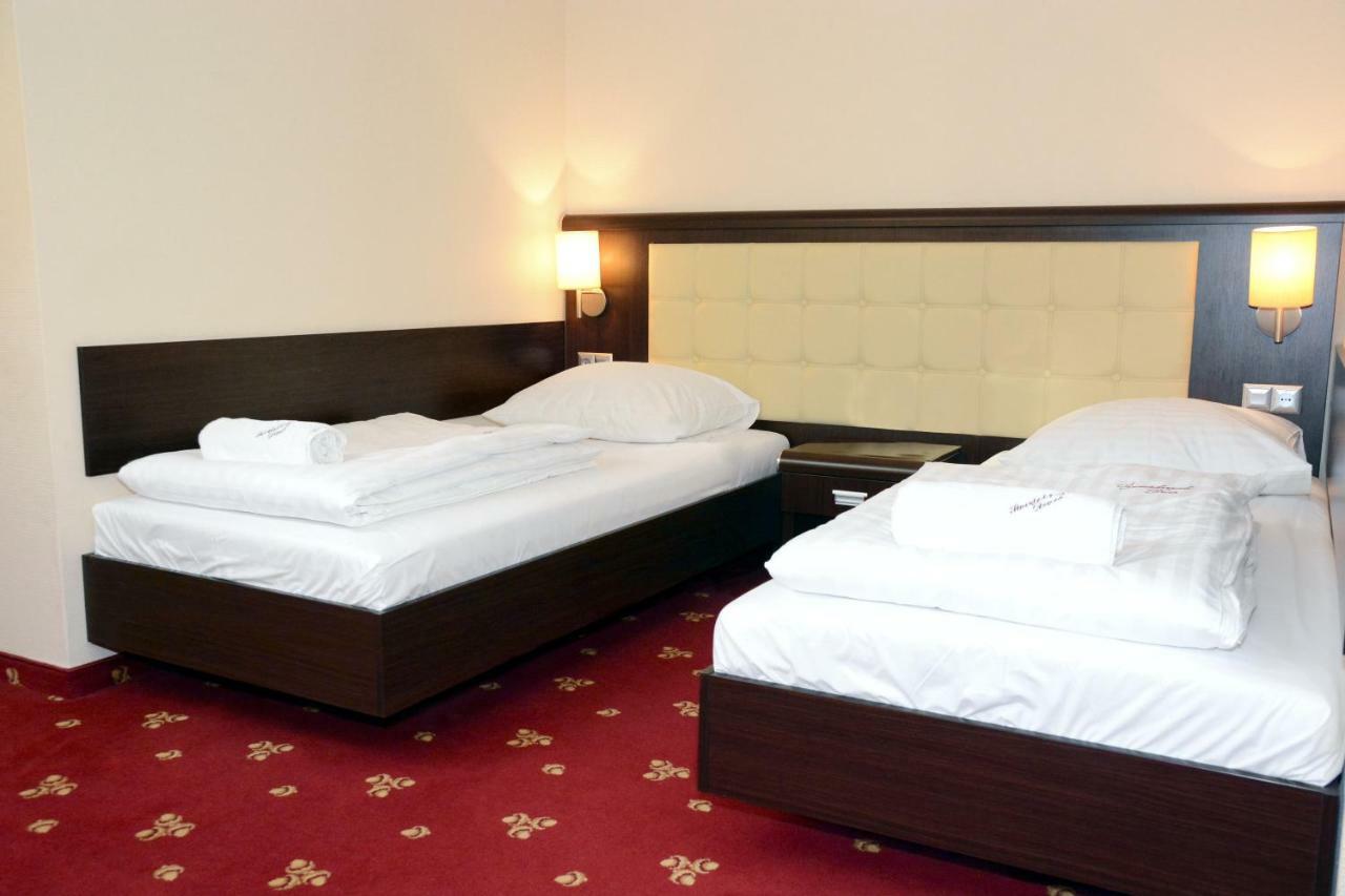 Hotel Swietokrzyski Dwor Nowa Slupia Buitenkant foto